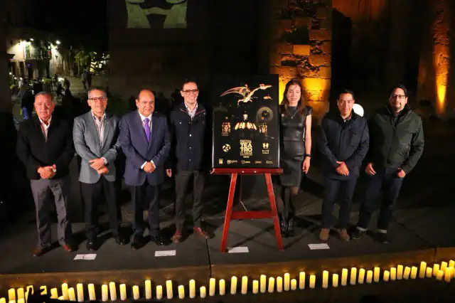 Espectáculo de teatro de calle en una plaza del Centro Histórico de Zacatecas