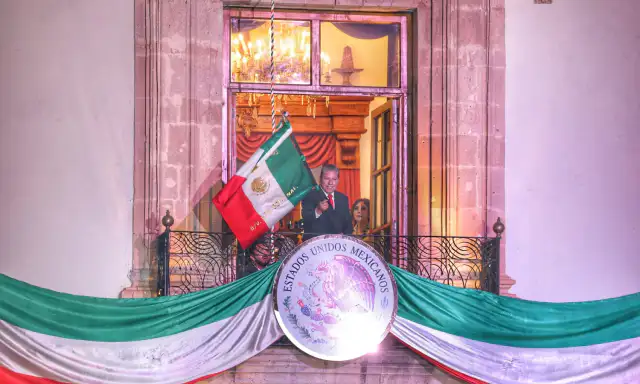 Personas reunidas en la Plaza de Armas de Zacatecas durante la ceremonia del Grito de Independencia