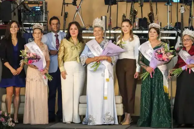 Adultos mayores bailando en un evento conmemorativo