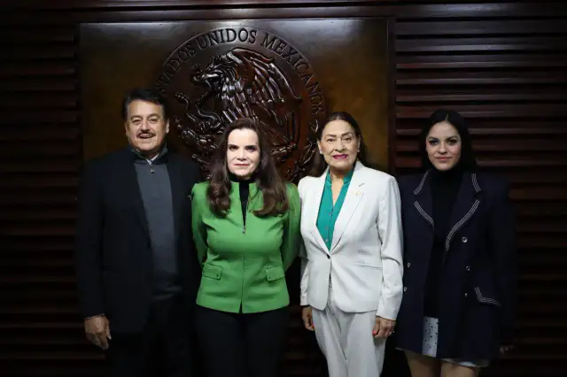 Reunión legislativa donde se presenta un informe sobre inversión en infraestructura hídrica