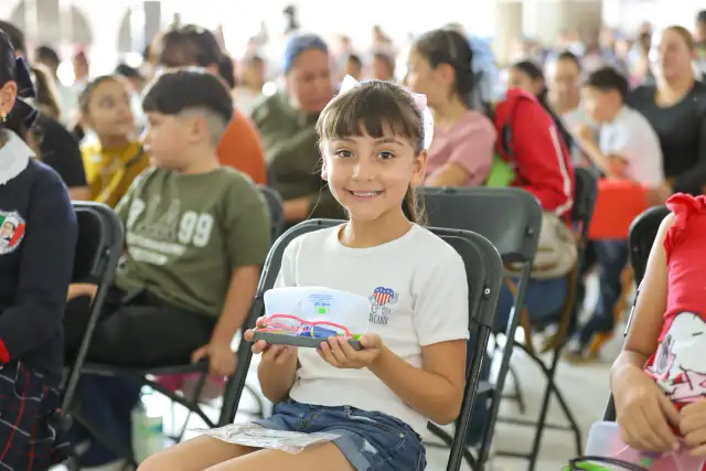 Niños y niñas con lentes graduados en evento de entrega del programa Ver Bien para Aprender Mejor en Villa García