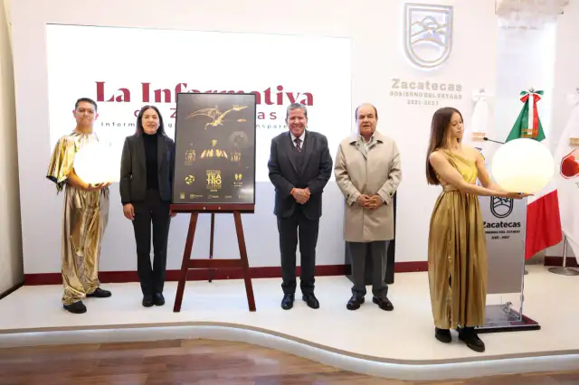 Espectáculo de teatro de calle con zancos y vestuarios coloridos en una plaza
