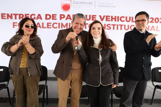 Vehículos oficiales estacionados durante la entrega de unidades en Zacatecas