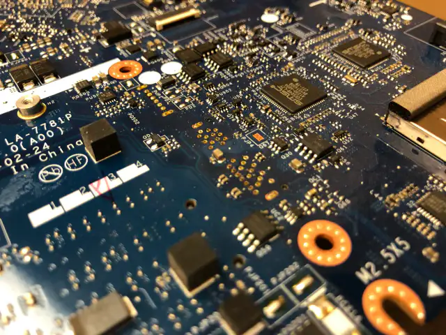 Imagen editorial de apoyo para la nota: Brecha de ciberseguridad en Tata Electronics expone datos ligados a Apple y Tesla
