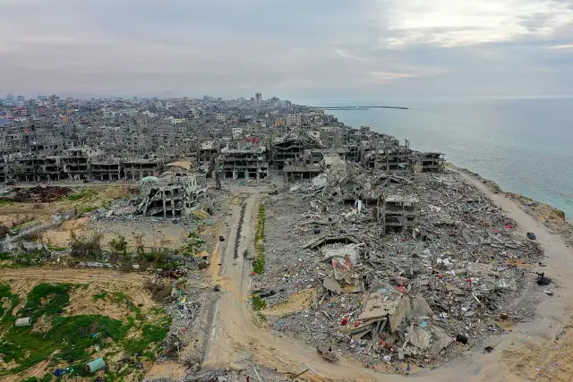 Imagen editorial de apoyo para la nota: Plan de fuerza internacional para Gaza se estanca mientras continúan ataques
