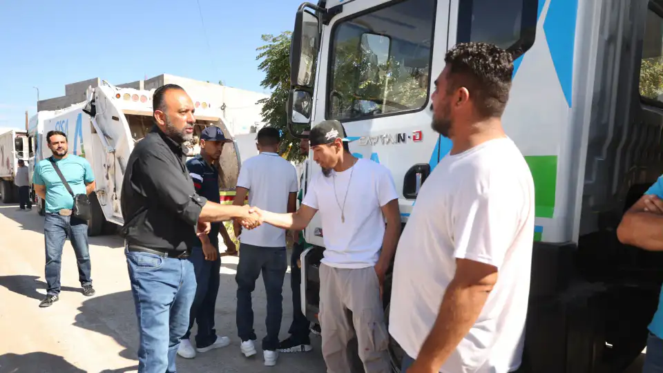Camión de recolección de basura circulando por una calle de Ciudad Juárez