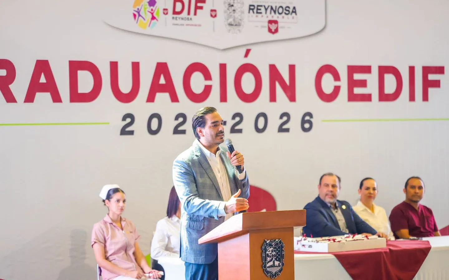 Ceremonia de graduación de talleres del DIF Reynosa con el alcalde Carlos Peña Ortiz entregando diplomas