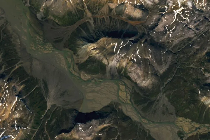 Imagen satelital de abanicos aluviales en un valle fluvial de la isla Severny, Rusia