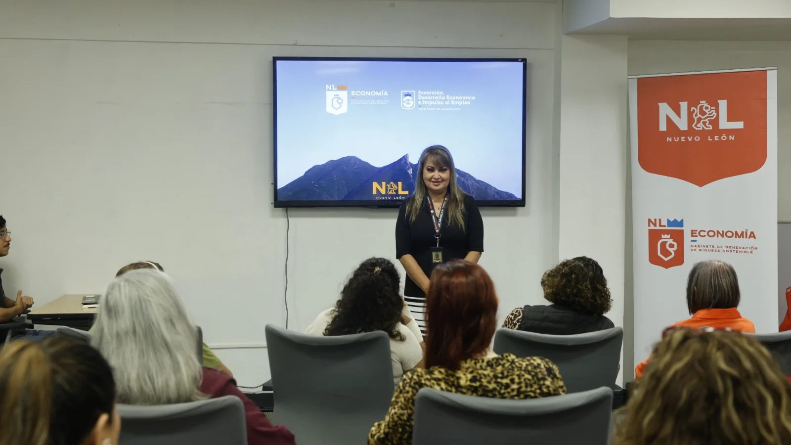 Mujeres emprendedoras en Guadalupe reciben información sobre convocatoria