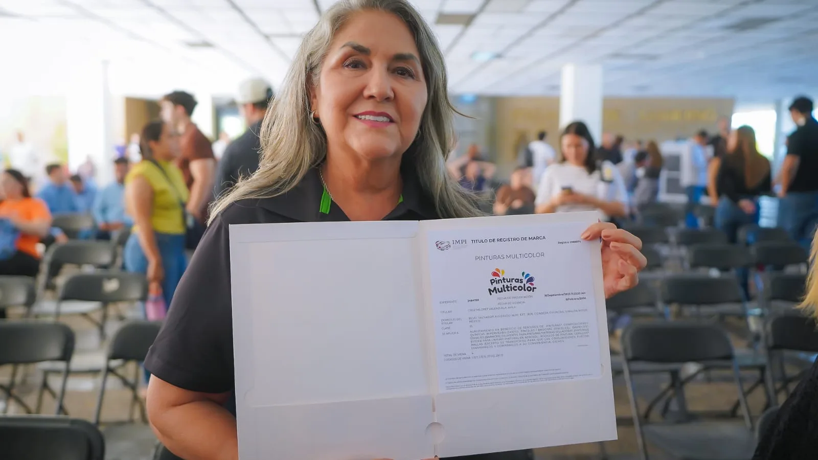 Personas en una oficina de apoyo empresarial en Sinaloa