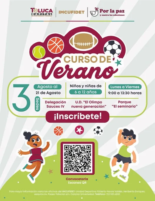 Niños realizando actividades deportivas en una cancha durante un curso de verano