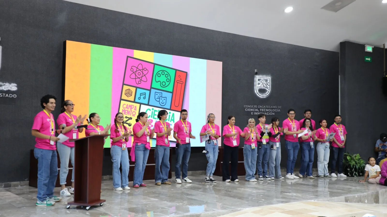 Niños reunidos en el auditorio del Cozcyt para el inicio del Campamento Zigzag 2026