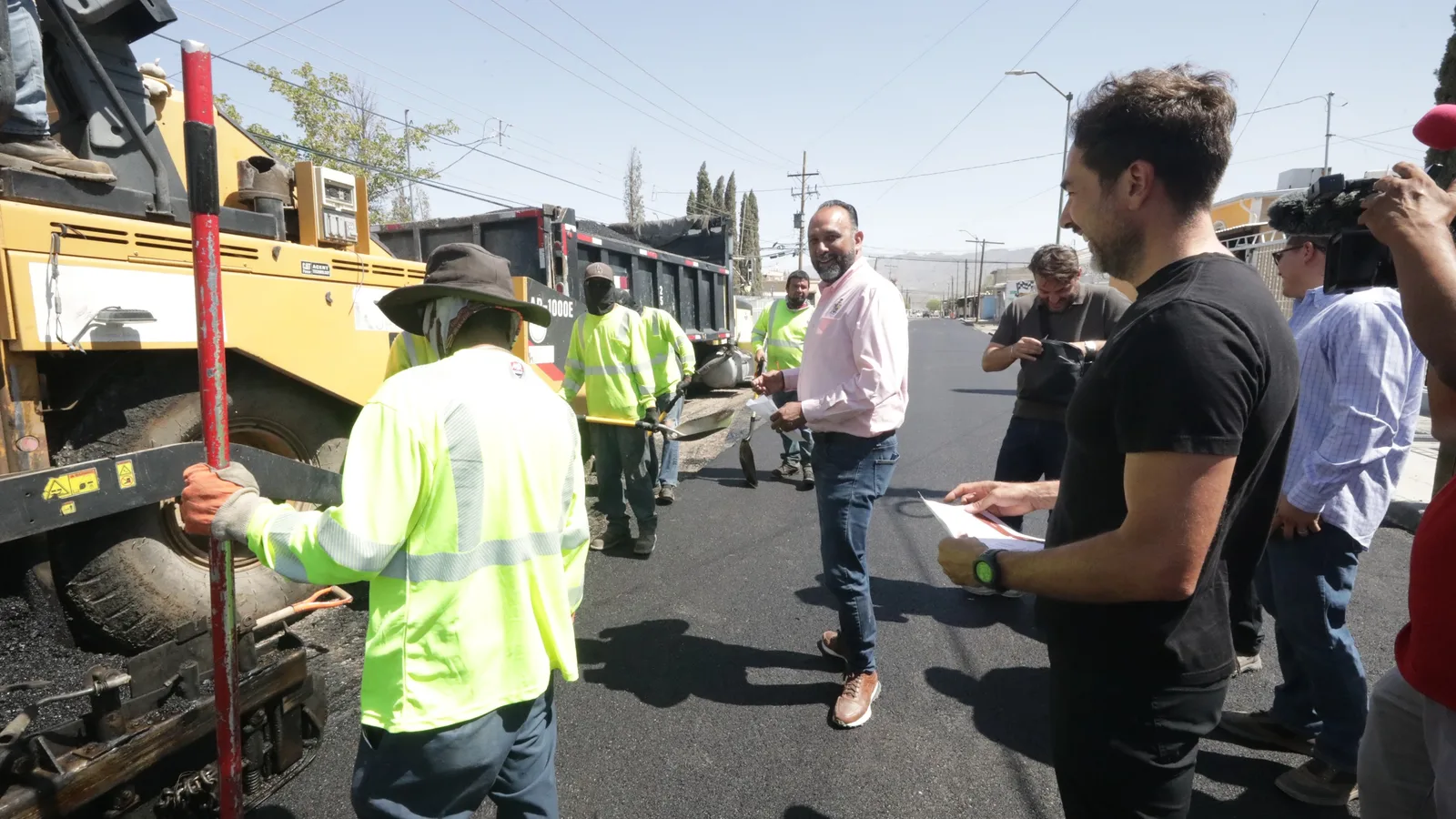 Presidente municipal supervisa obras de repavimentación en calle Nogal, colonia Insurgentes