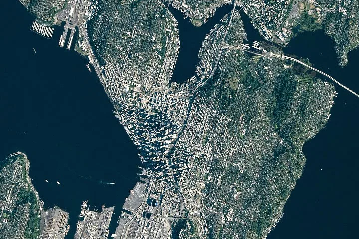 Vista satelital de Seattle con edificios altos y cuerpos de agua