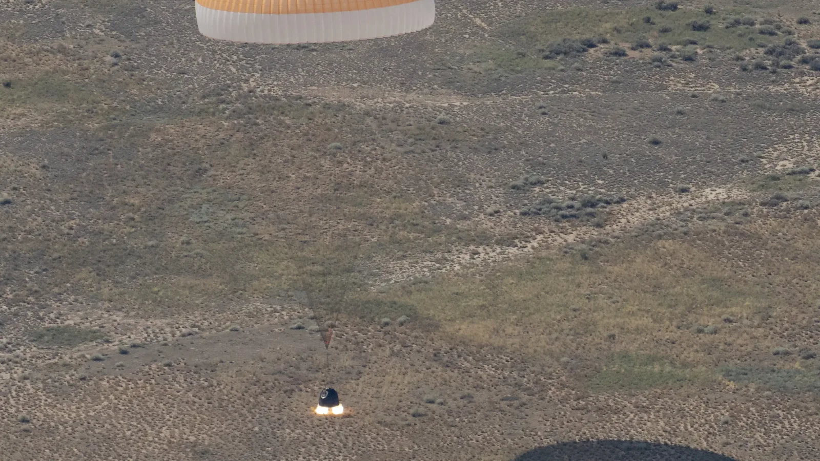 Cápsula Soyuz MS-28 descendiendo en paracaídas sobre las estepas de Kazajistán