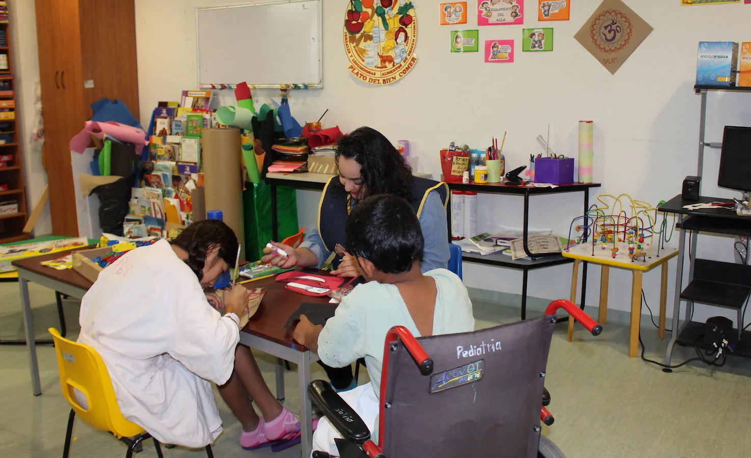 Niños en aula hospitalaria del Hospital Juan María de Salvatierra en La Paz
