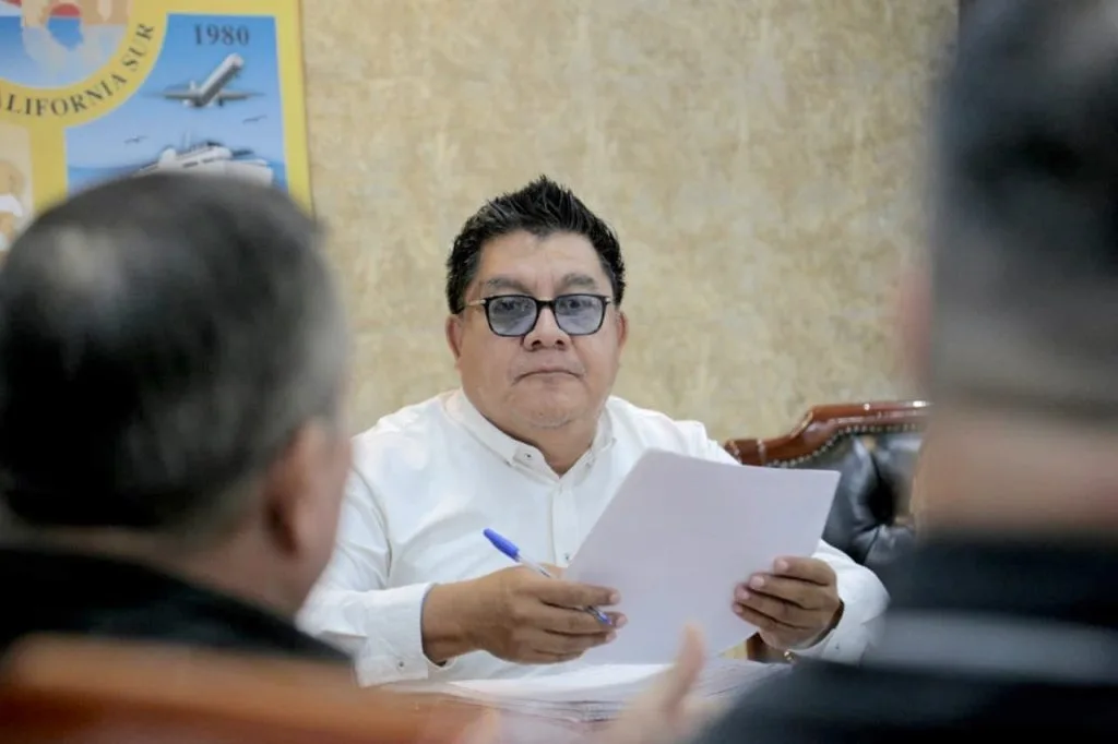 Reunión de funcionarios municipales con integrantes de Antorcha Campesina en Los Cabos