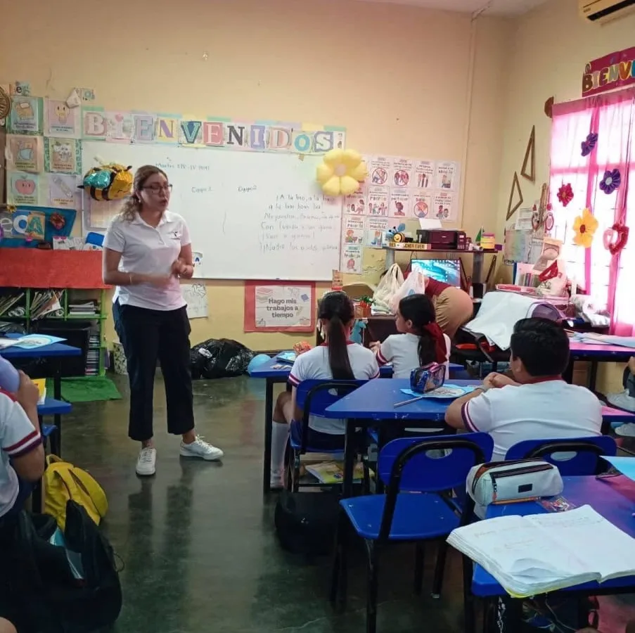 Taller de cultura de paz con participantes en salón de clases en Tamaulipas