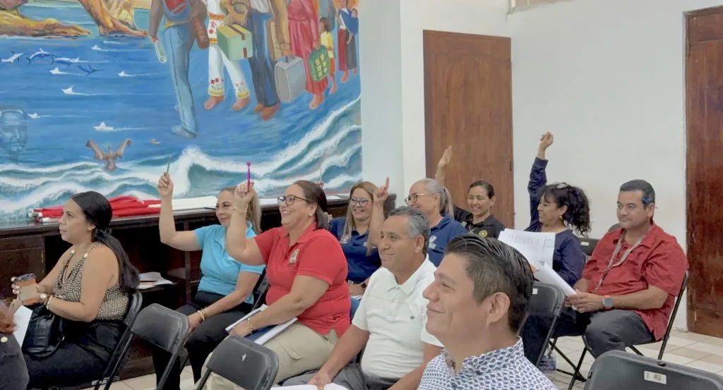 Personas en una sala de reuniones durante una capacitación sobre archivos