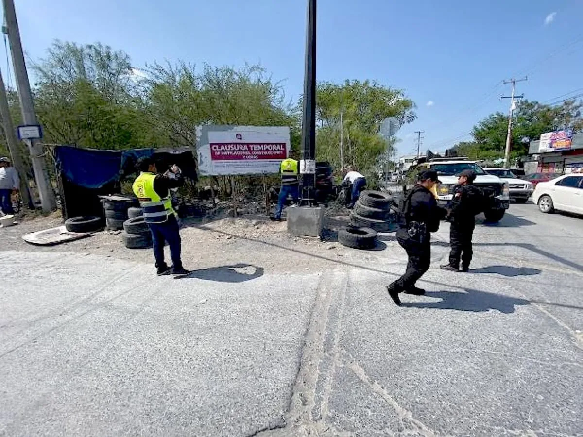 Sellos de clausura en la entrada de un predio con llantas acumuladas en Reynosa, Tamaulipas.