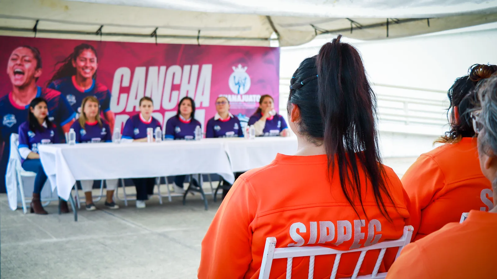 Mujeres privadas de la libertad atendiendo conferencia en un centro penitenciario