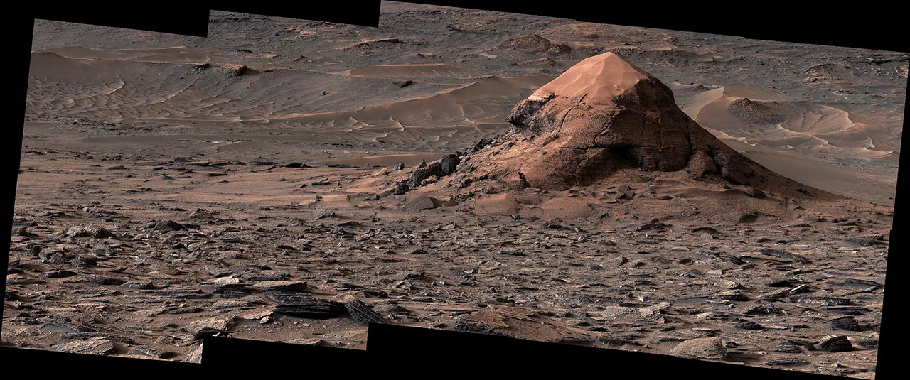 Imagen de una butte marciana con capa de arena captada por el rover Curiosity