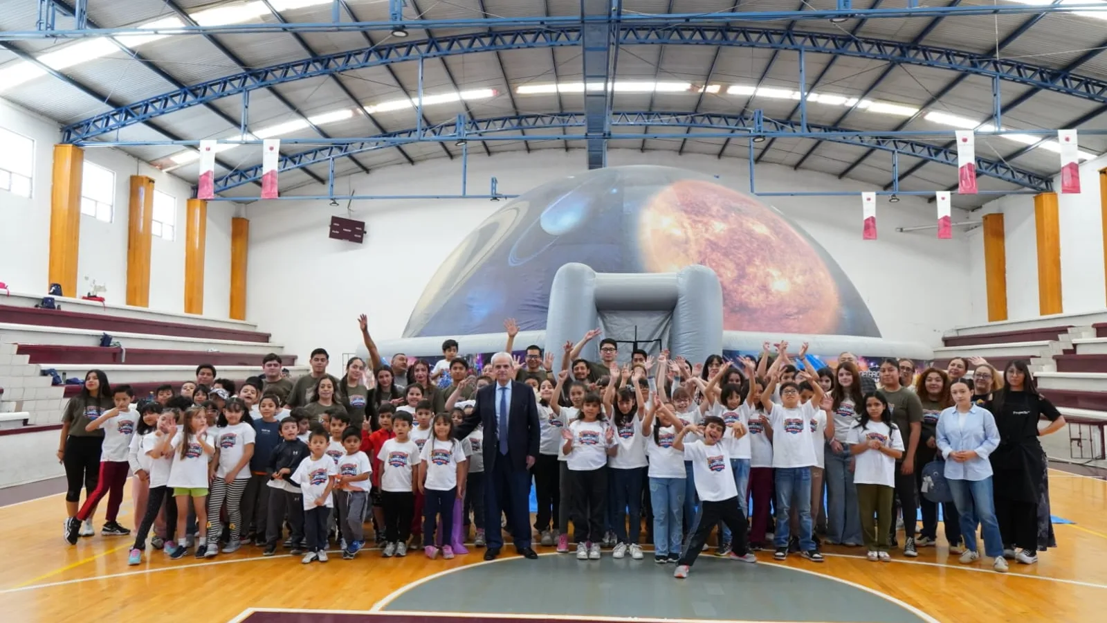 Niños participando en una actividad de realidad virtual durante el Curso de Verano del ISSSTEZAC en Zacatecas.