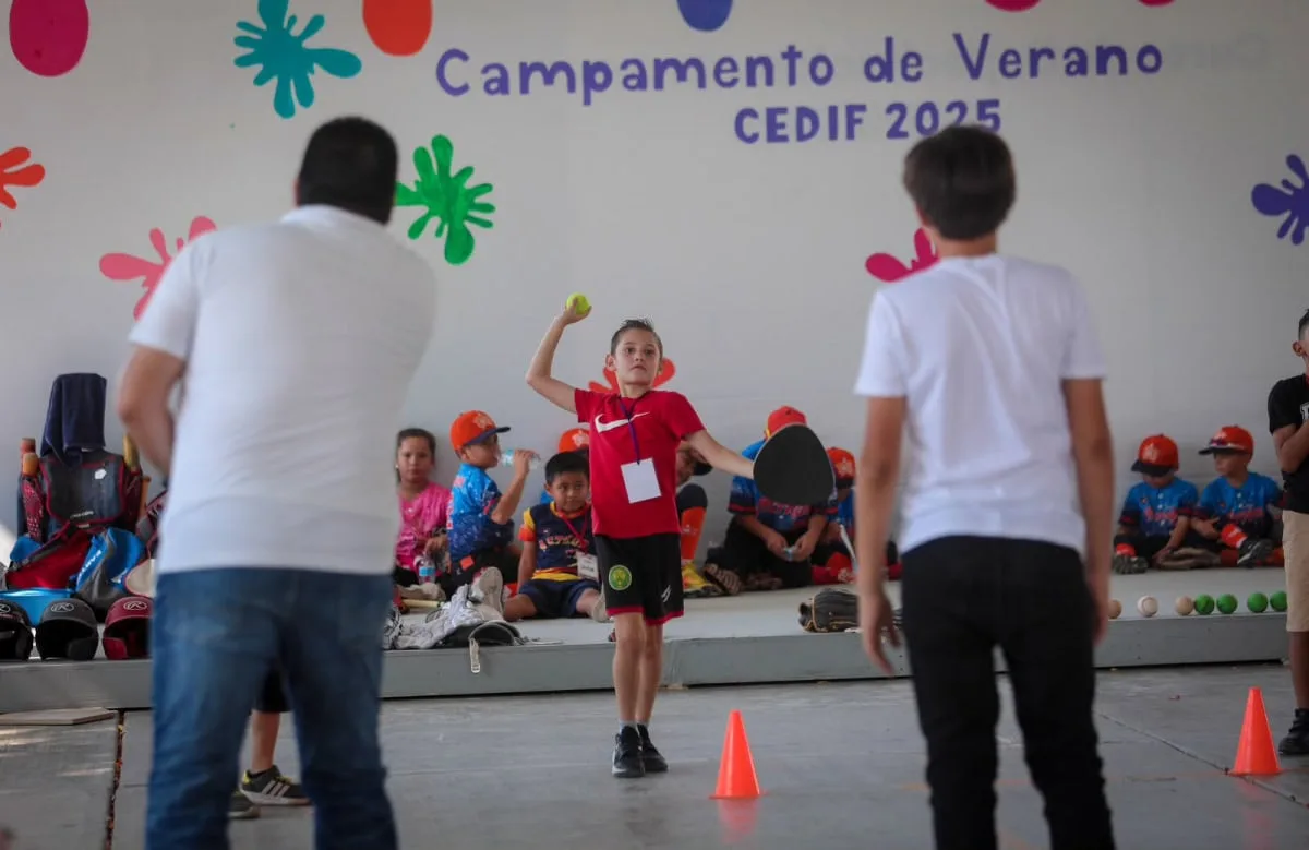 Niños realizando actividades en un campamento de verano del DIF Tamaulipas