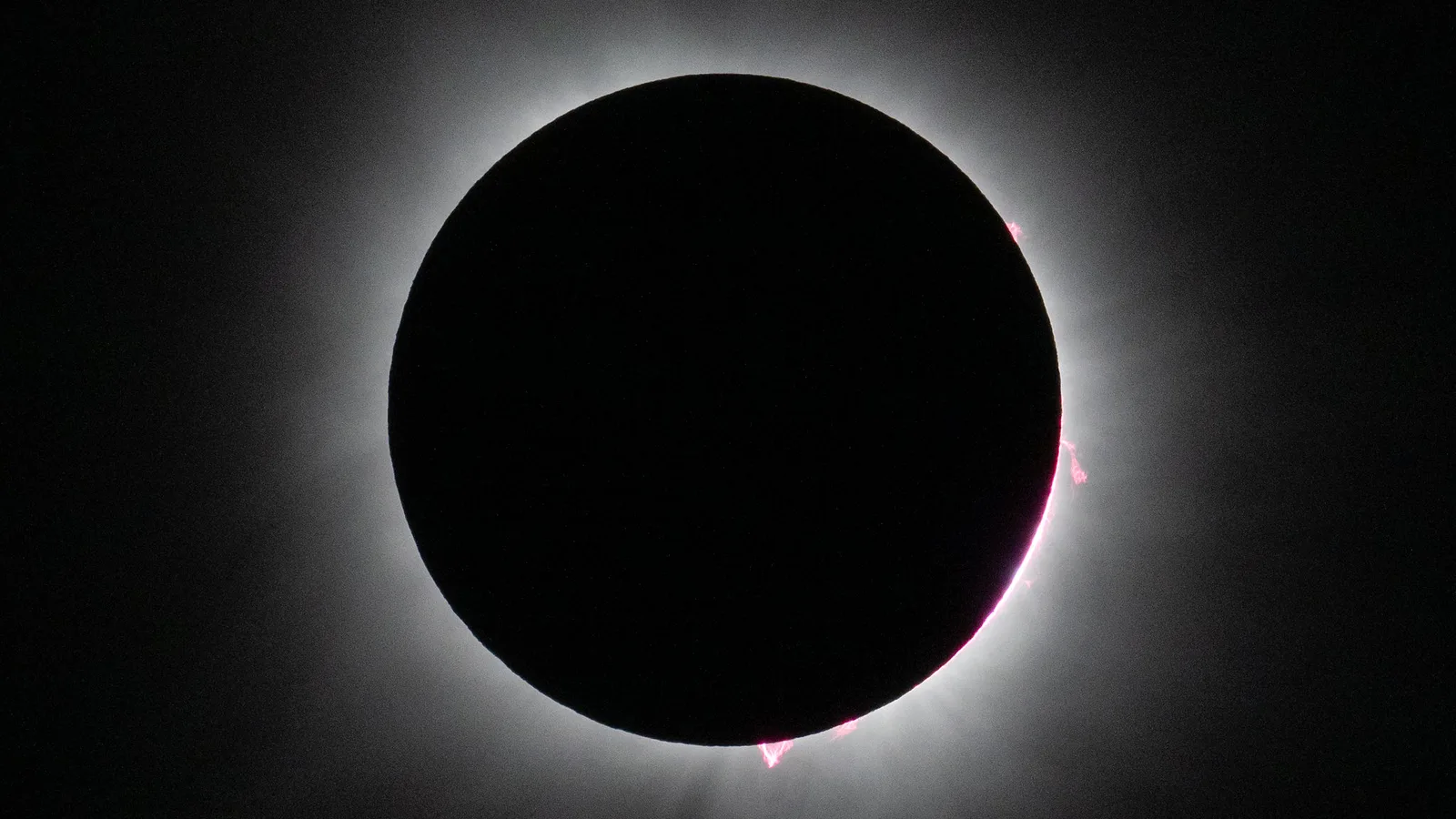 Eclipse solar total visto desde el suelo