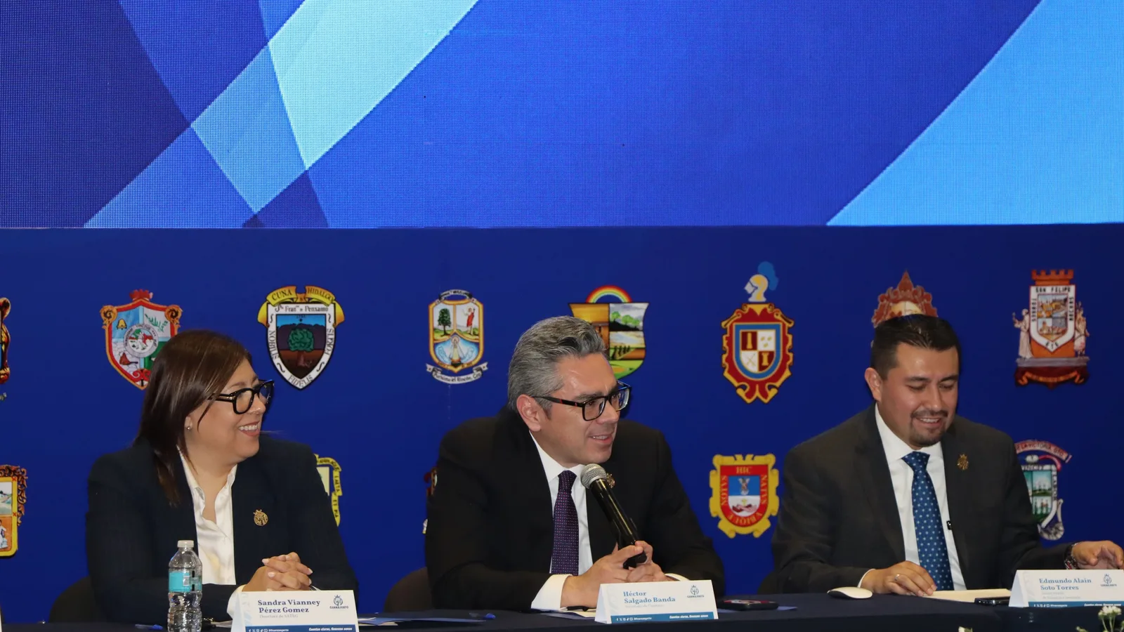 Reunión de funcionarios fiscales en sesión de trabajo en Guanajuato