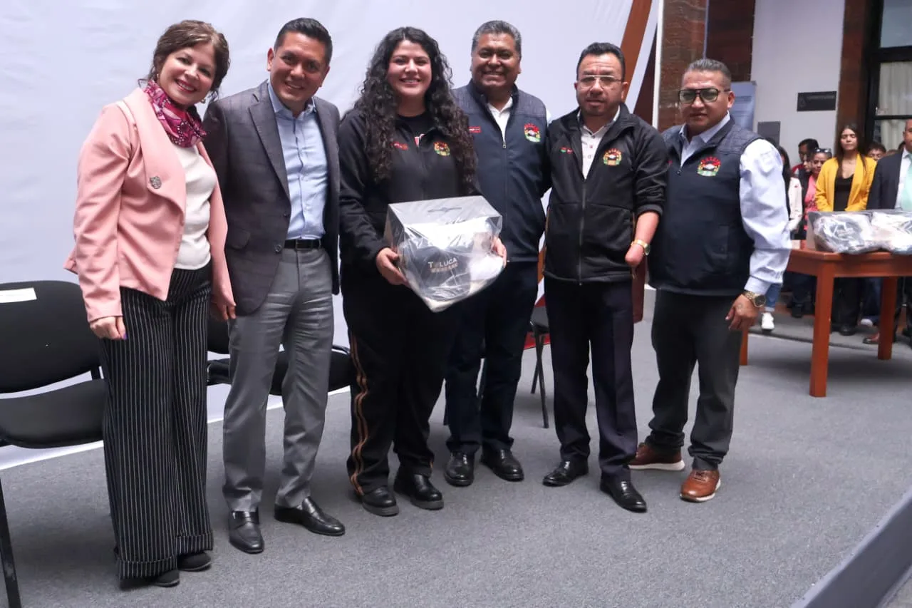 Trabajadores municipales de Toluca reciben uniformes en evento oficial