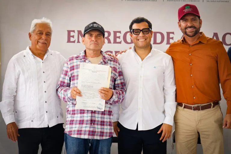 Entrega de títulos de propiedad en El Navito, Eldorado, Sinaloa