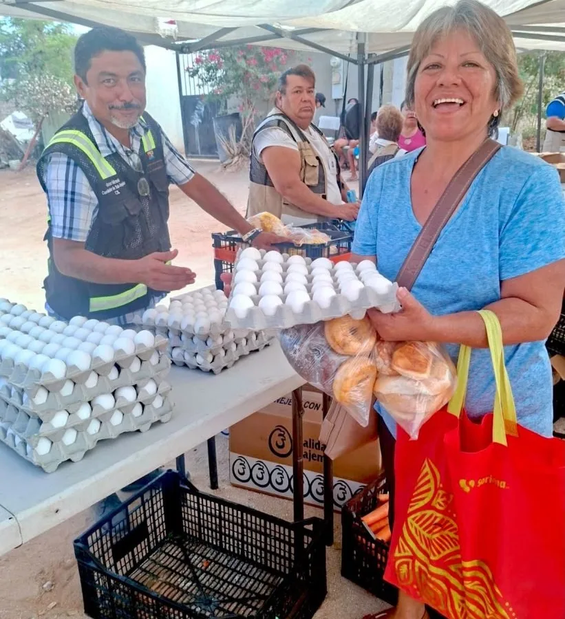 Entrega de despensas en colonia Chamizal, Cabo San Lucas