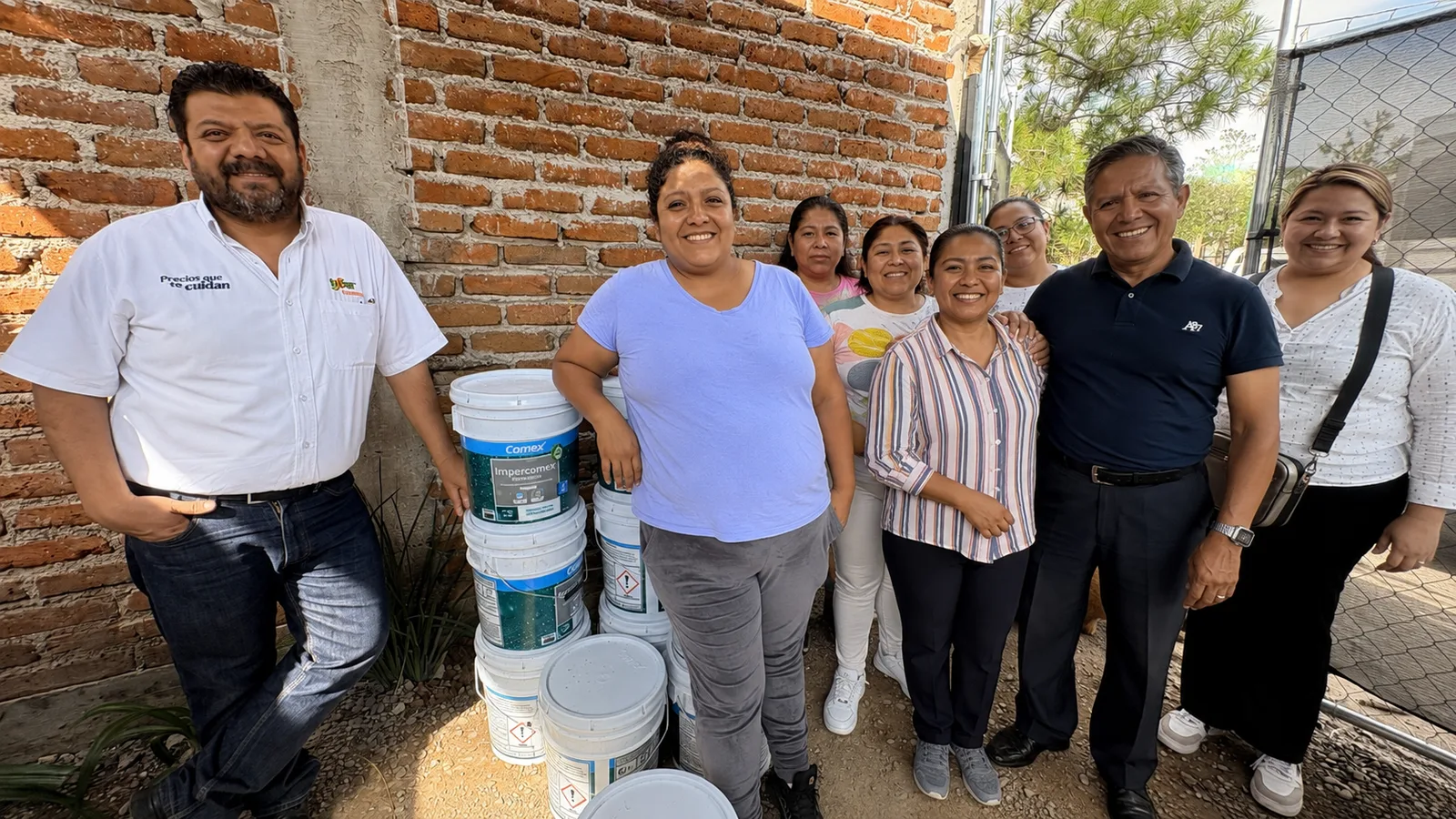 Mujeres del Comité de la Gente Nuevo Puerta Dorada recibiendo impermeabilizantes en León