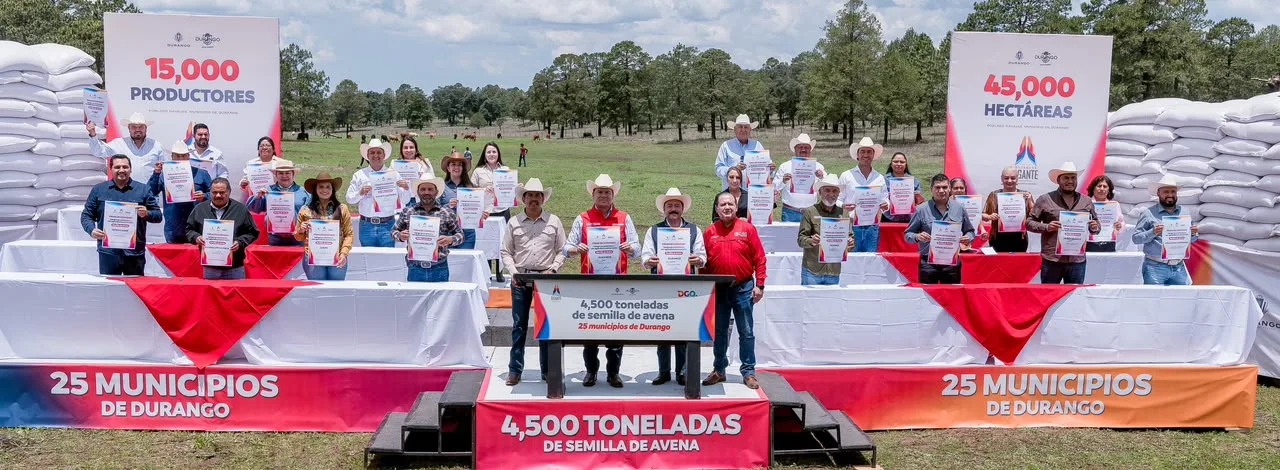 Productores reciben costales de semilla de avena en un evento oficial en Durango