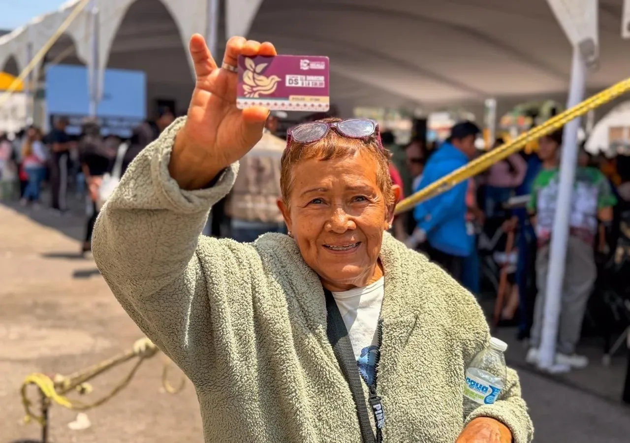 Entrega de tarjetas de salud en un módulo municipal en Cuautitlán Izcalli