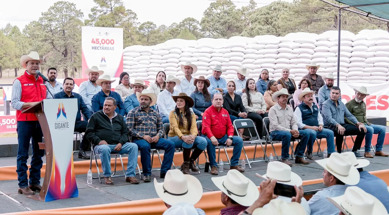 Gobernador Esteban Villegas durante evento de entrega de apoyos al campo en Durango