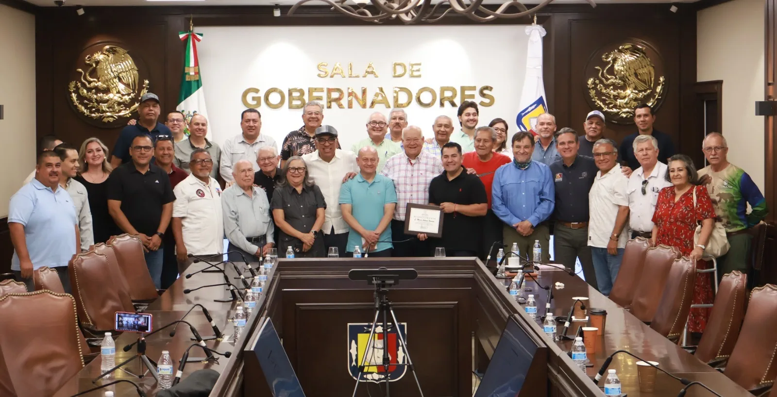 Gobernador de BCS entrega reconocimiento a Marco Antonio Barrera en Palacio de Gobierno