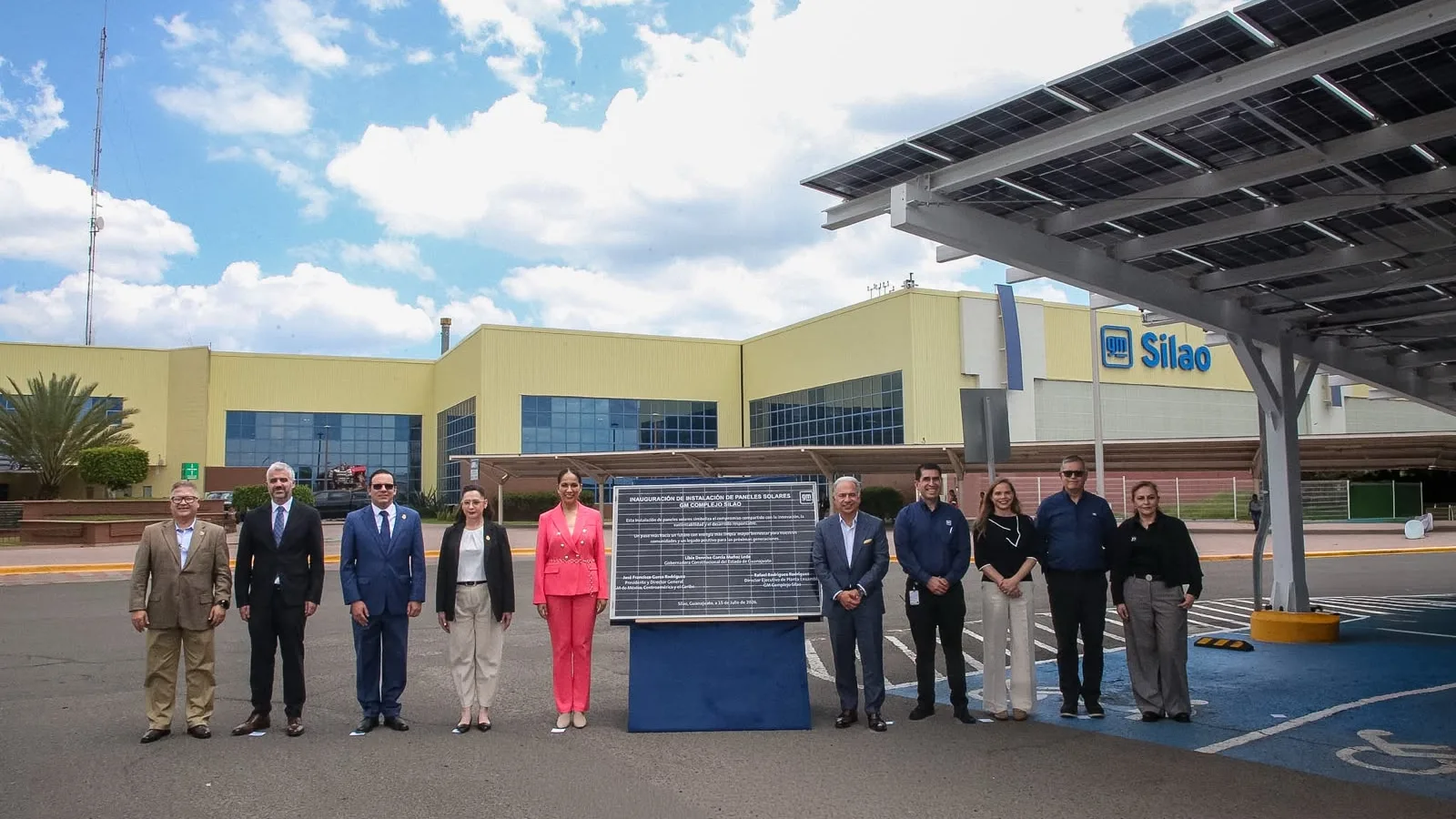 Gobernadora Libia Dennise García junto a directivos de GM en la inauguración de paneles solares en Silao