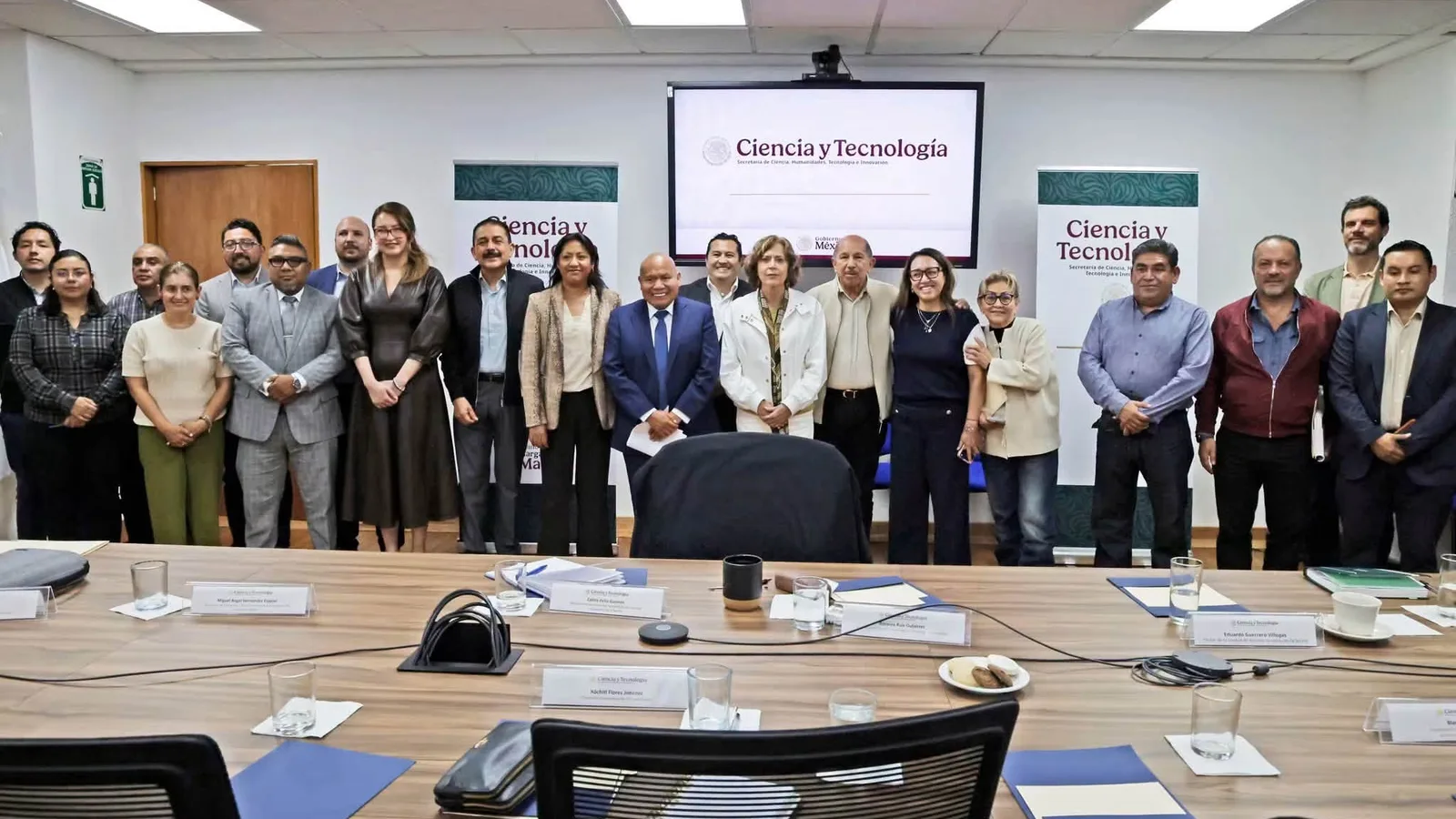 Reunión de alcaldesa con autoridades educativas en oficinas gubernamentales