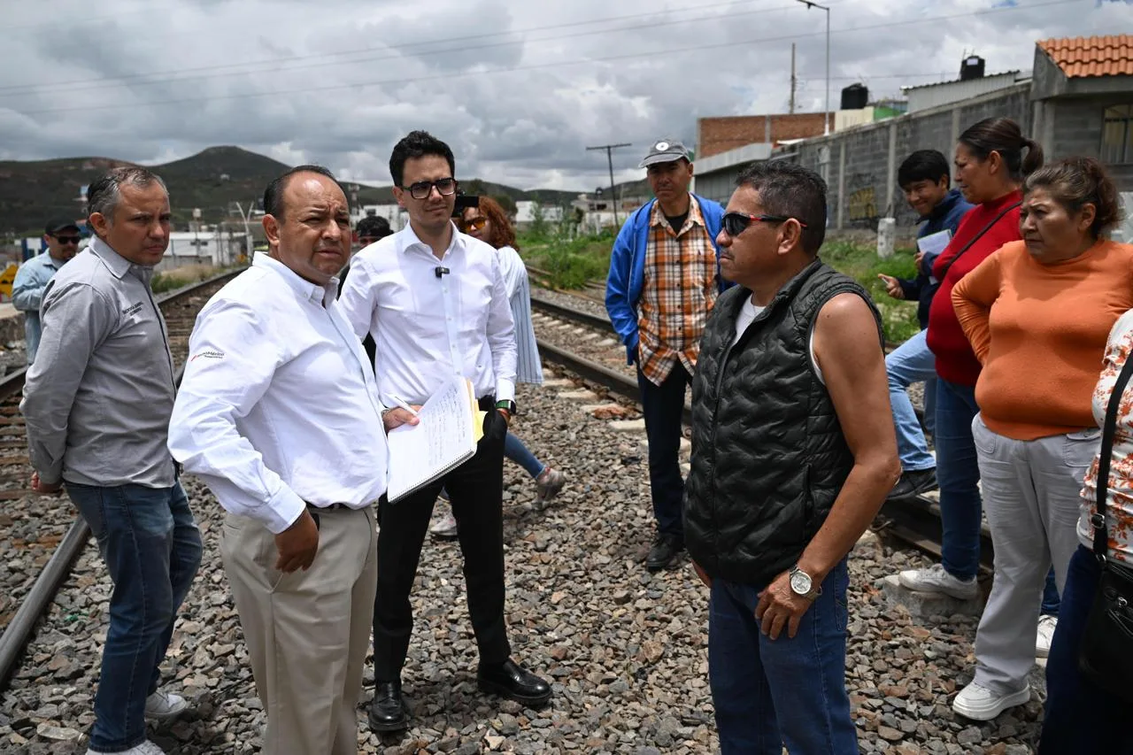 Autoridades y vecinos inspeccionan cruce ferroviario en colonia de Zacatecas