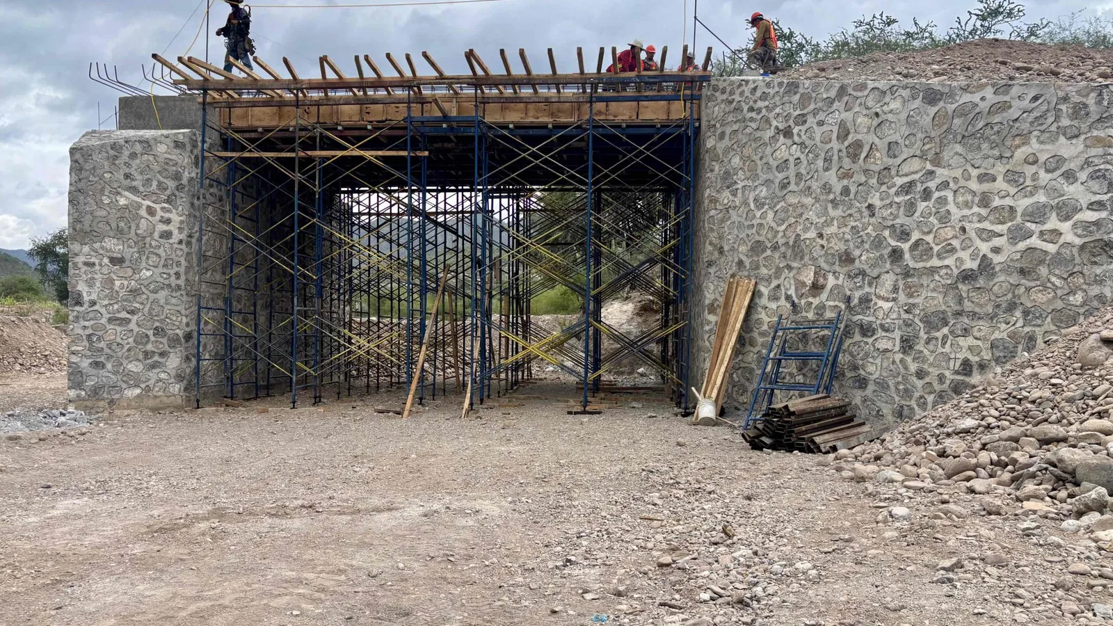Obra de pavimentación en camino rural de Xichú, Guanajuato