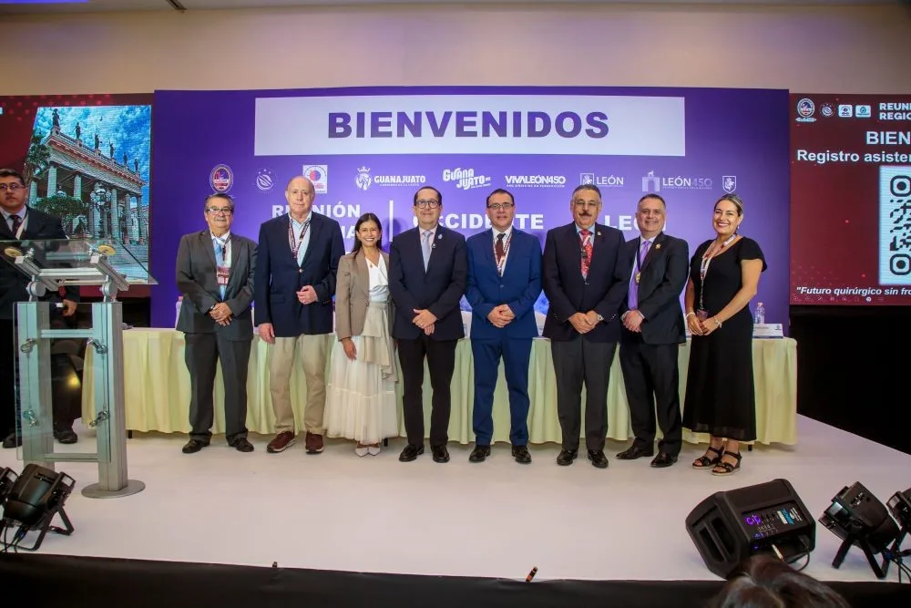 Cirujanos reunidos en evento académico en Guanajuato