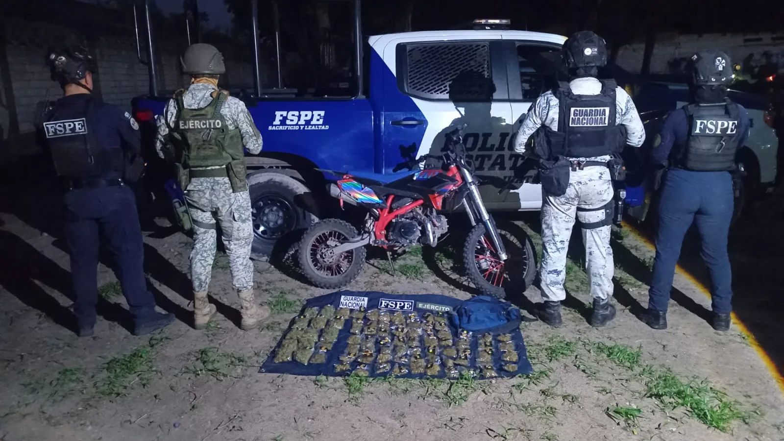 Paquetes de marihuana incautados por policías estatales en Irapuato.