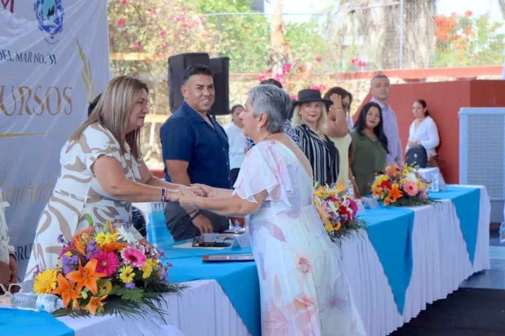Ceremonia de graduación en el CETMAR No. 31 en Los Cabos