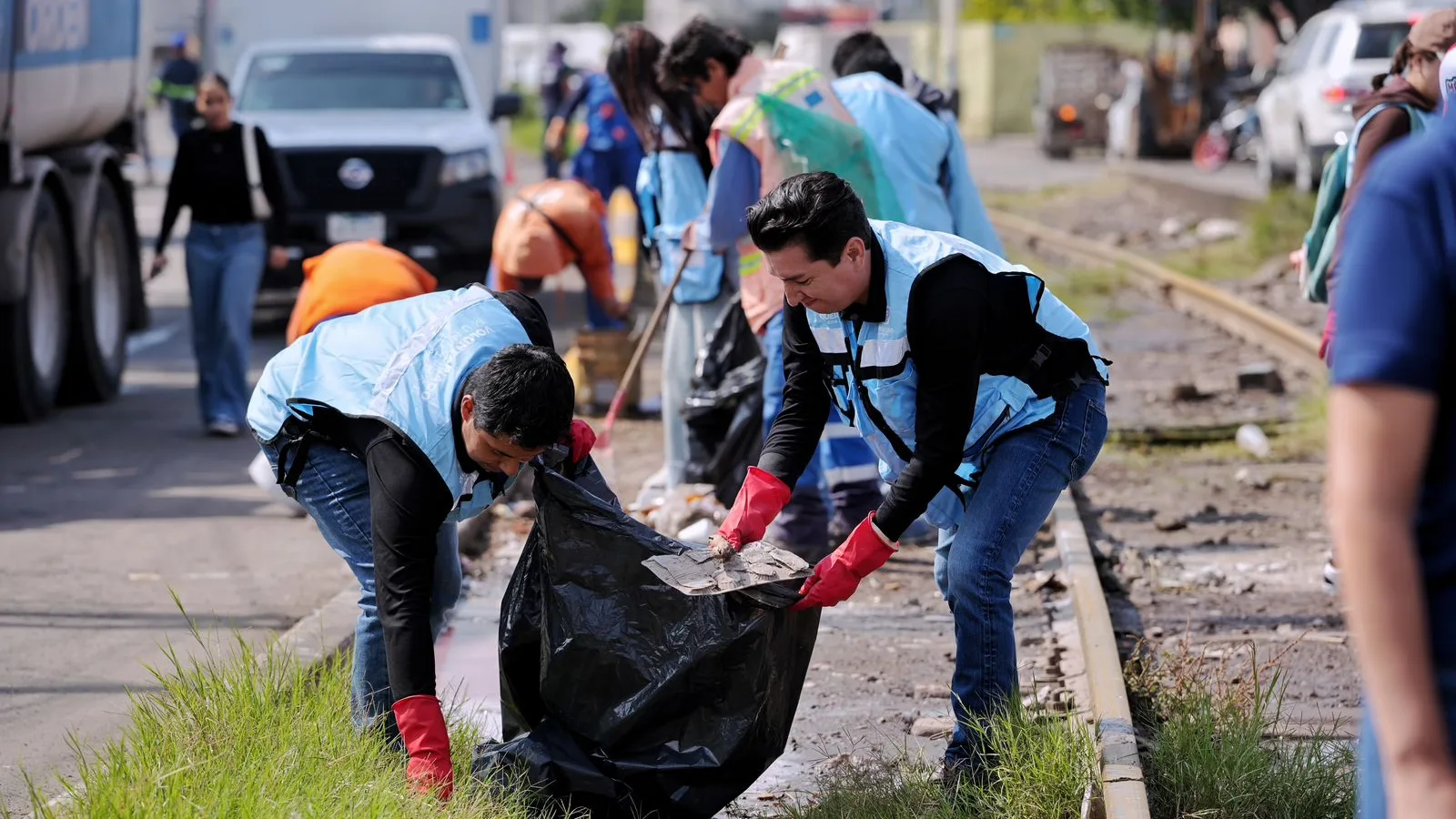 Brigada de limpieza recoge basura en vialidad de Querétaro durante temporada de lluvias