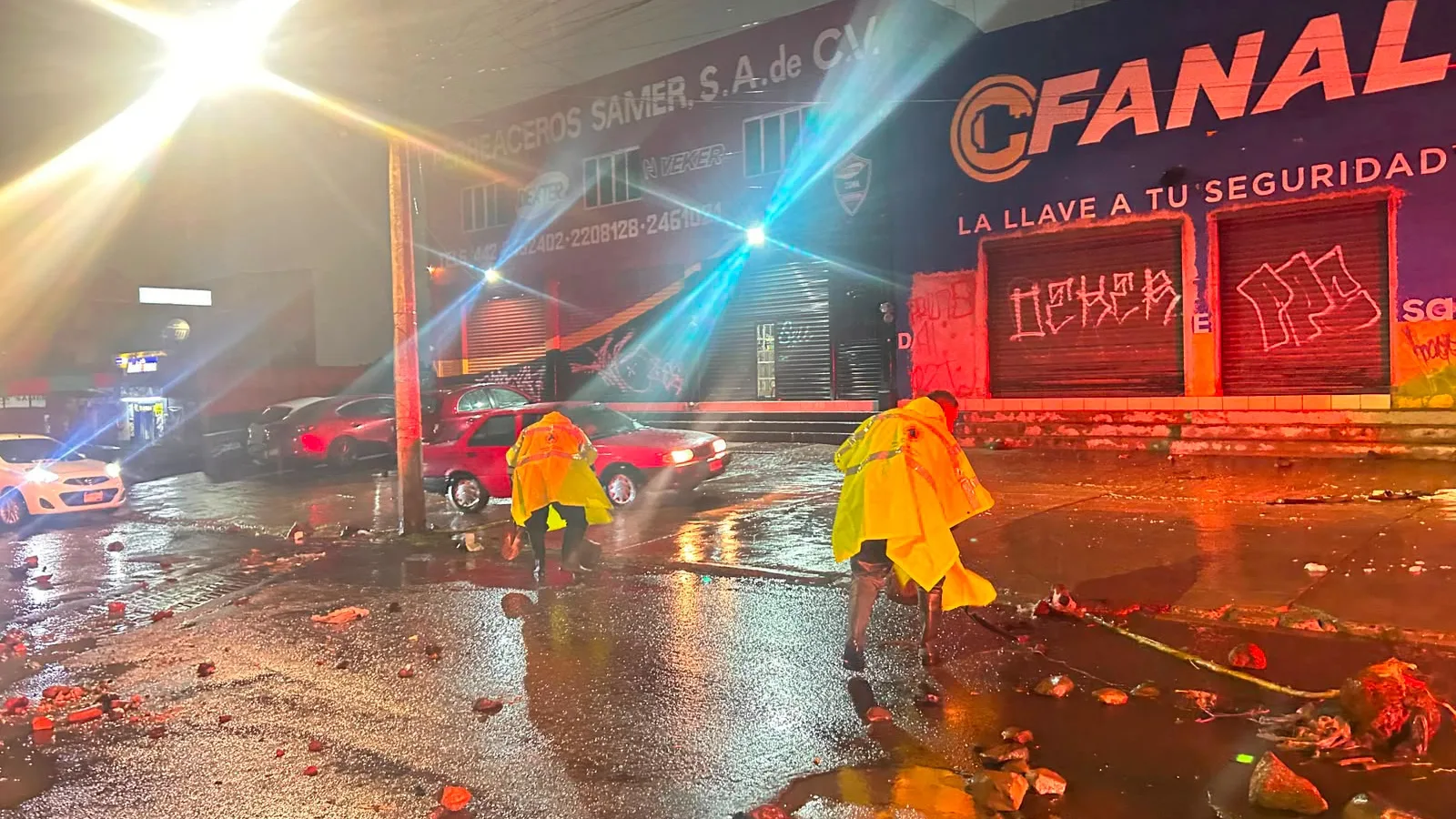 Personal municipal atiende encharcamiento en vialidad de Querétaro durante lluvias