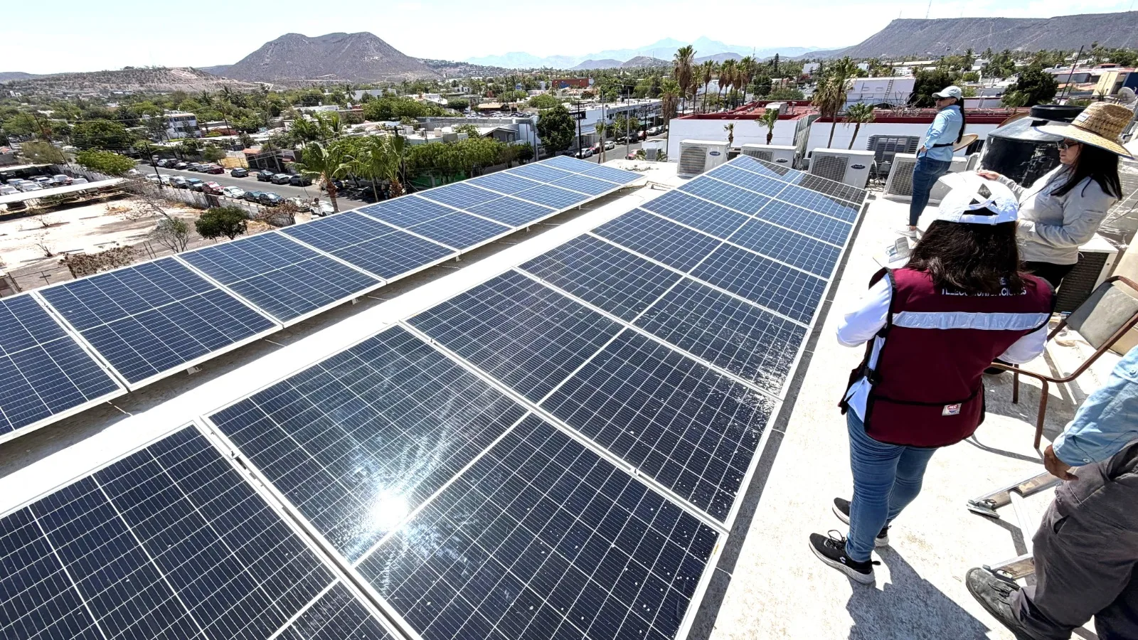 Paneles solares en edificio público de La Paz, Baja California Sur