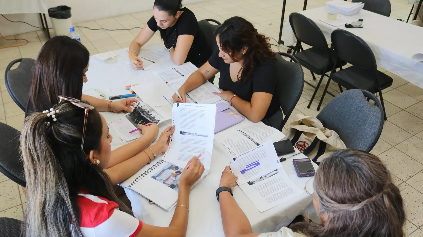 Docentes durante taller de capacitación en Baja California Sur