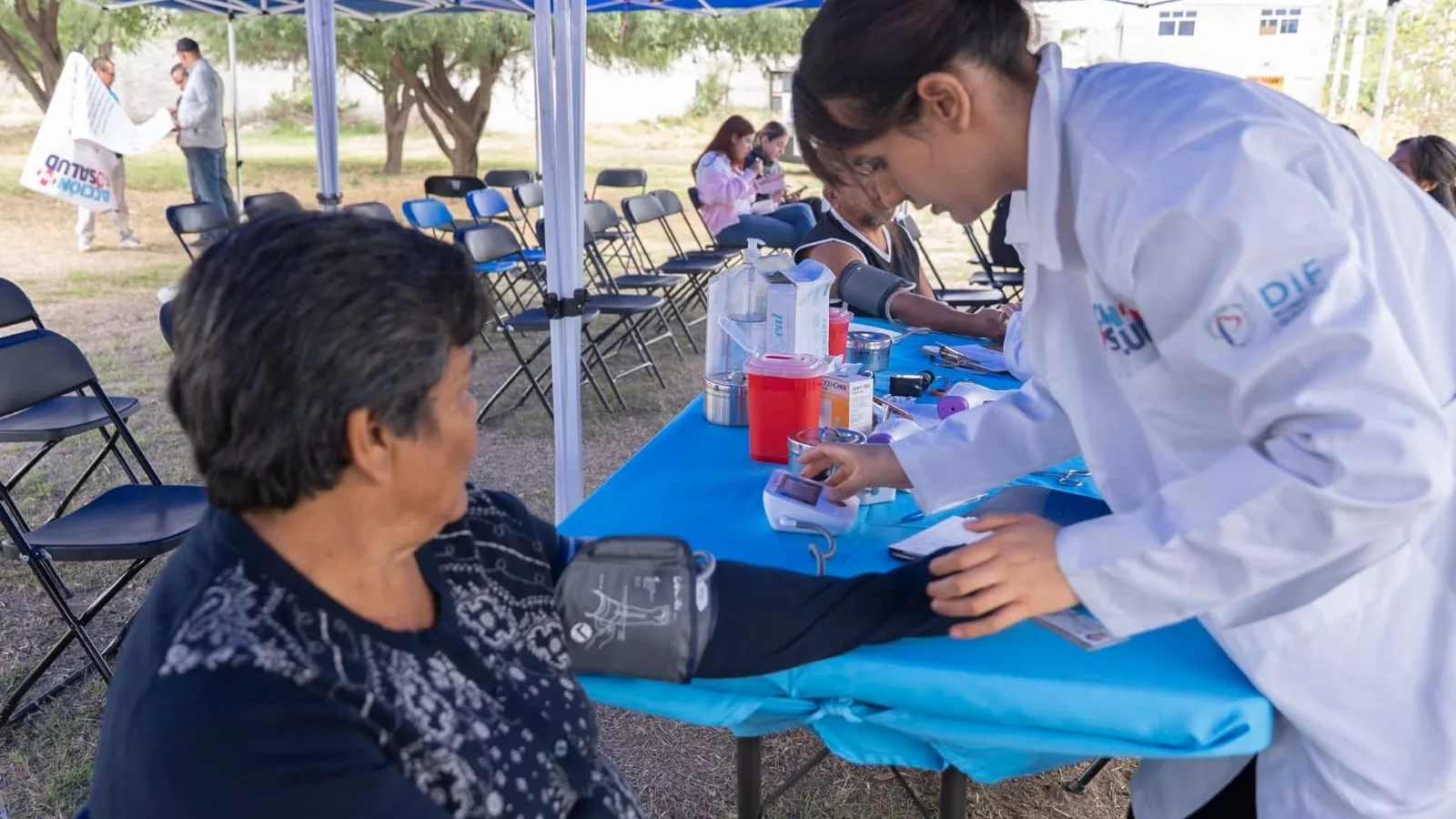 Jornada de salud comunitaria en Querétaro con personal médico y habitantes